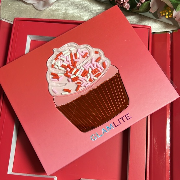 Glamlite Red Velvet Cupcake palette - Picture 3 of 3